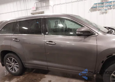 2018 Toyota Highlander Xle z USA, uszkodzony, nr VIN 5TDJZRFH2JS528116